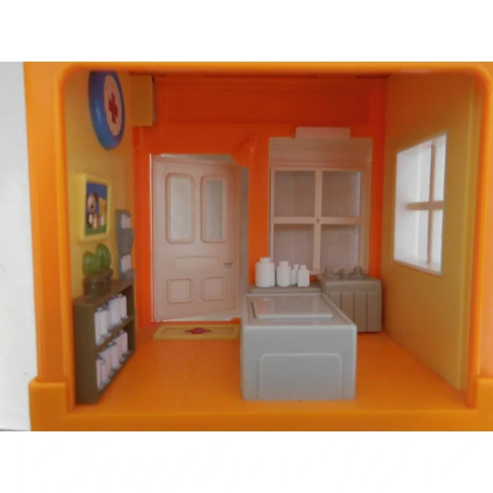 Step 2 Main Street Village Town Little People Pet Vet Clinic w Nurse Ambulance +